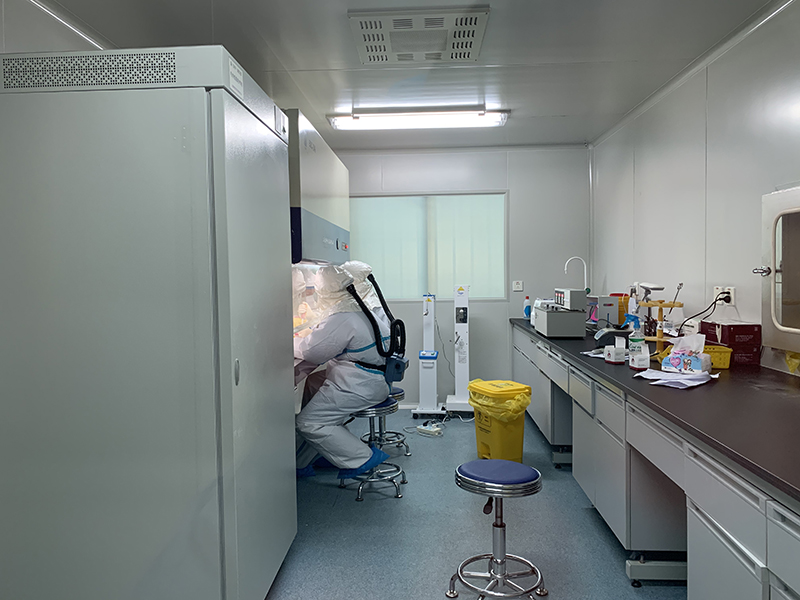 工作人员正在进行新型冠状病毒的核酸筛查检测