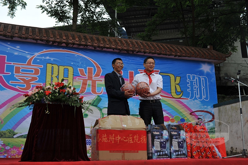 副院长陈洪波为鸭子塘小学捐赠教学及体育用品