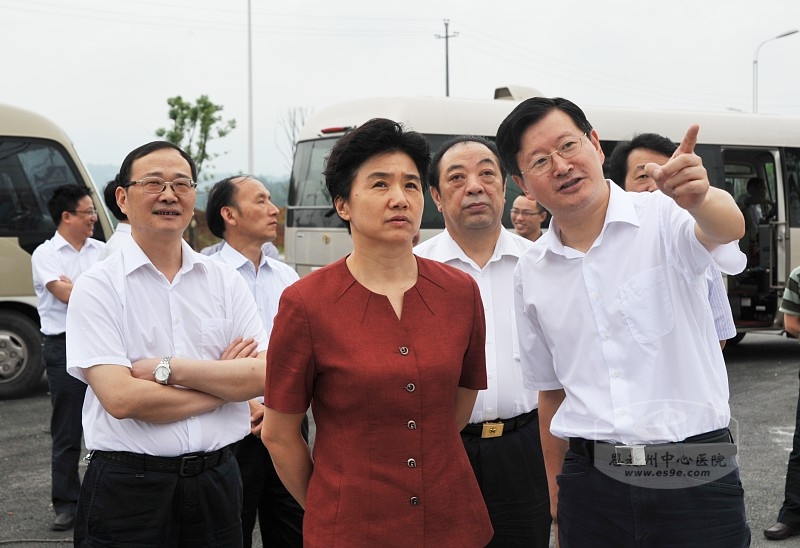 副省长梁惠玲（左二）在州中心医院新区医疗中心建址调研