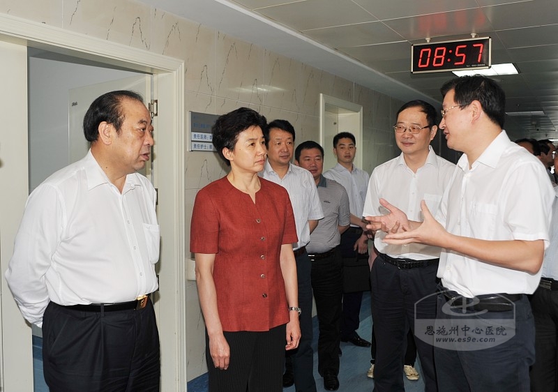 副省长梁惠玲（左二）在州中心医院调研