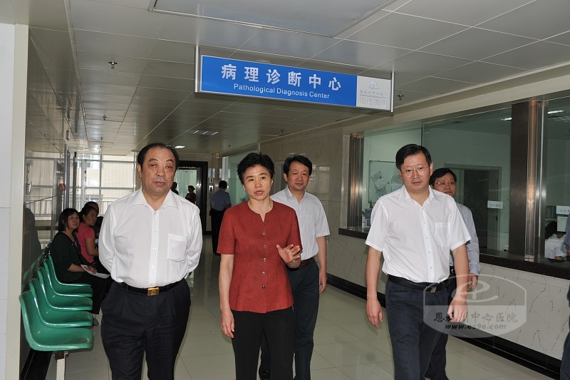 副省长梁惠玲（左二）在州中心医院调研