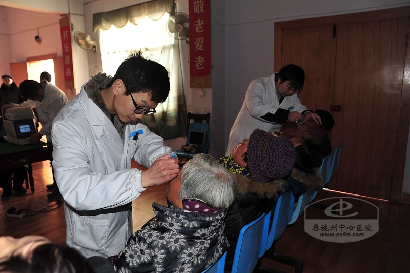 2014年12月29日，州中心医院派出眼科专家到建始县各福利院筛查眼疾老人