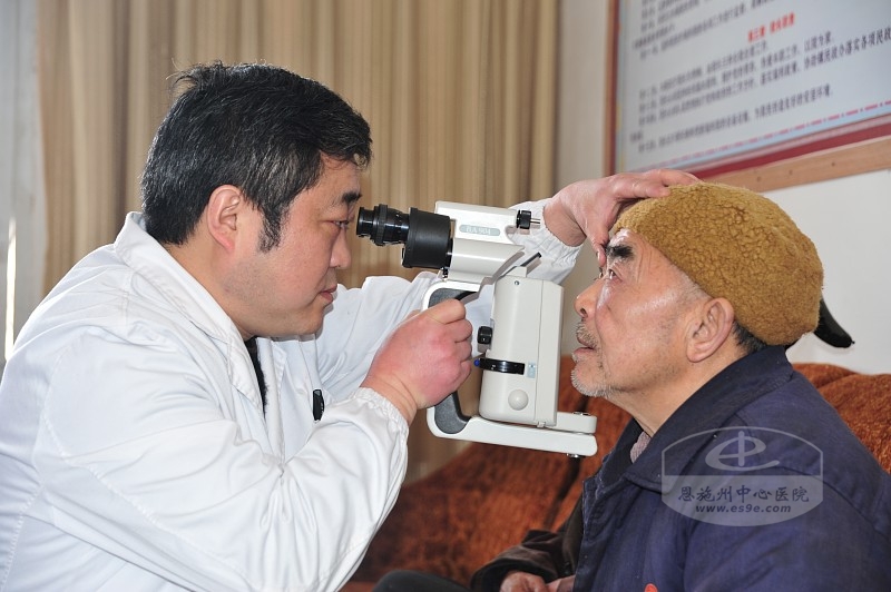 2015年1月20日，州慈善总会及州中心医院眼科中心专家再次来到建始县邺州镇福利院，对筛选后符合手术指征的老人进行再次检查