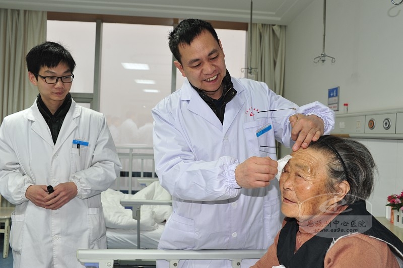 1月24日，州中心医院眼科中心主任李家璋依次为老人们摘去纱布