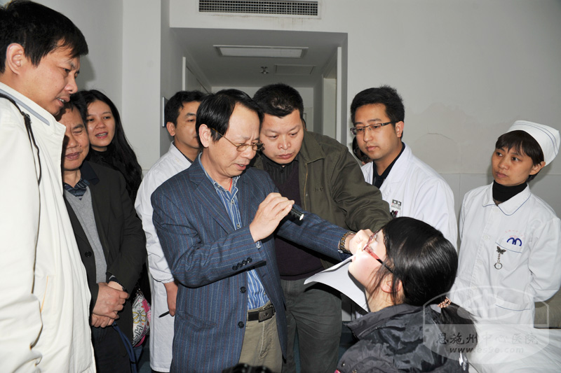 傅豫川教授专家团队看望准备接受手术的唇腭裂患者。