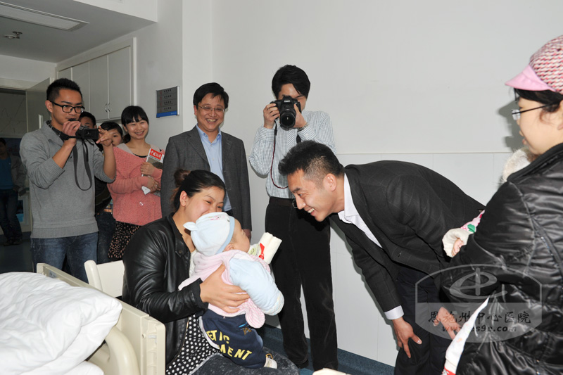 美国微笑列车基金会中国项目高级项目经理刘晓嘉给唇腭裂患者赠送礼物。