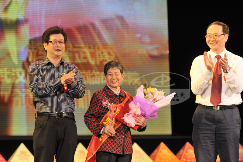 恩施州人大常委会副主任陈学明（左一）为“天使师表”贺瑶华颁奖。