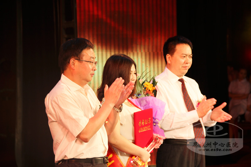 恩施州政协副主席陈卫平（左一）为“最美护士”刘军颁奖。