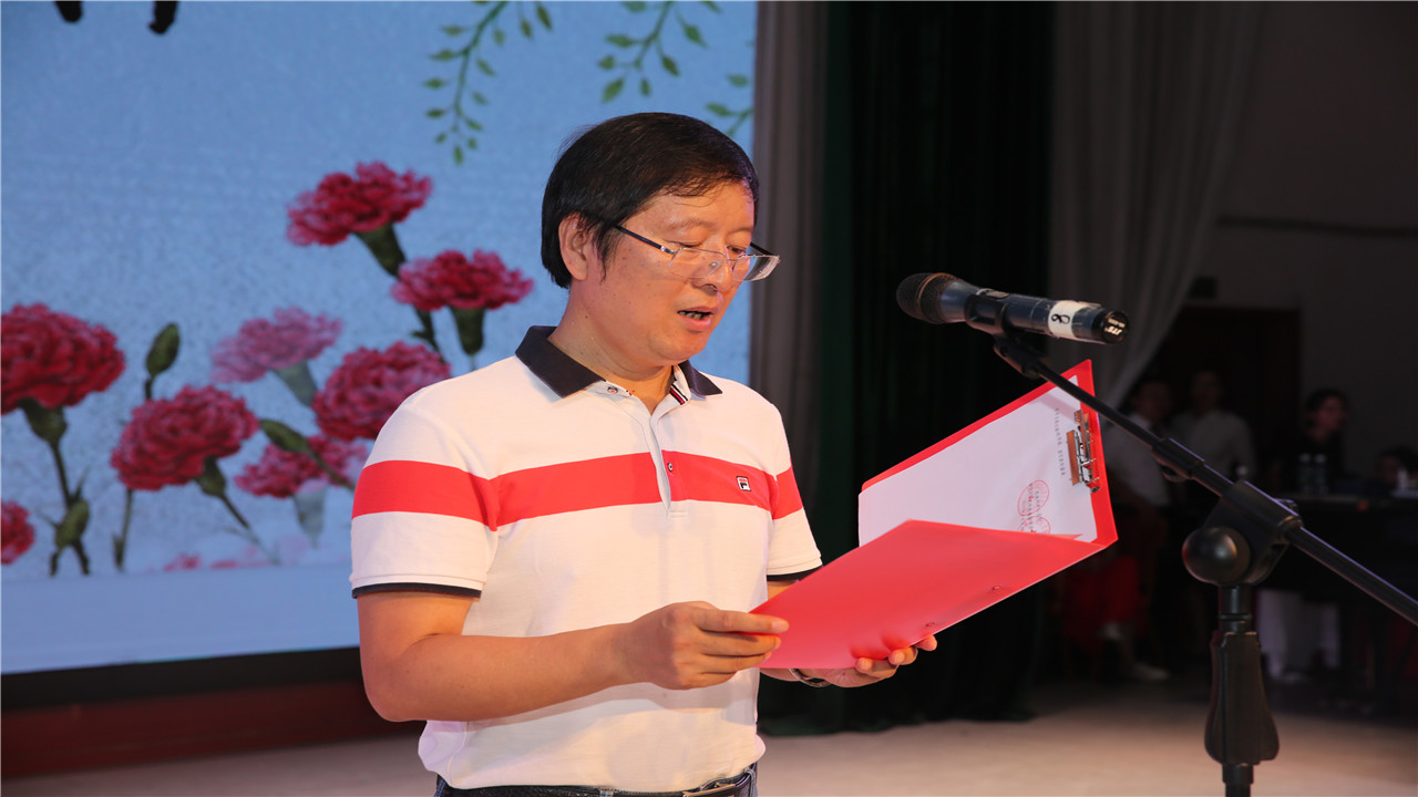 湖北民族大学副校长、医学部党委书记祝建波宣读表彰文件